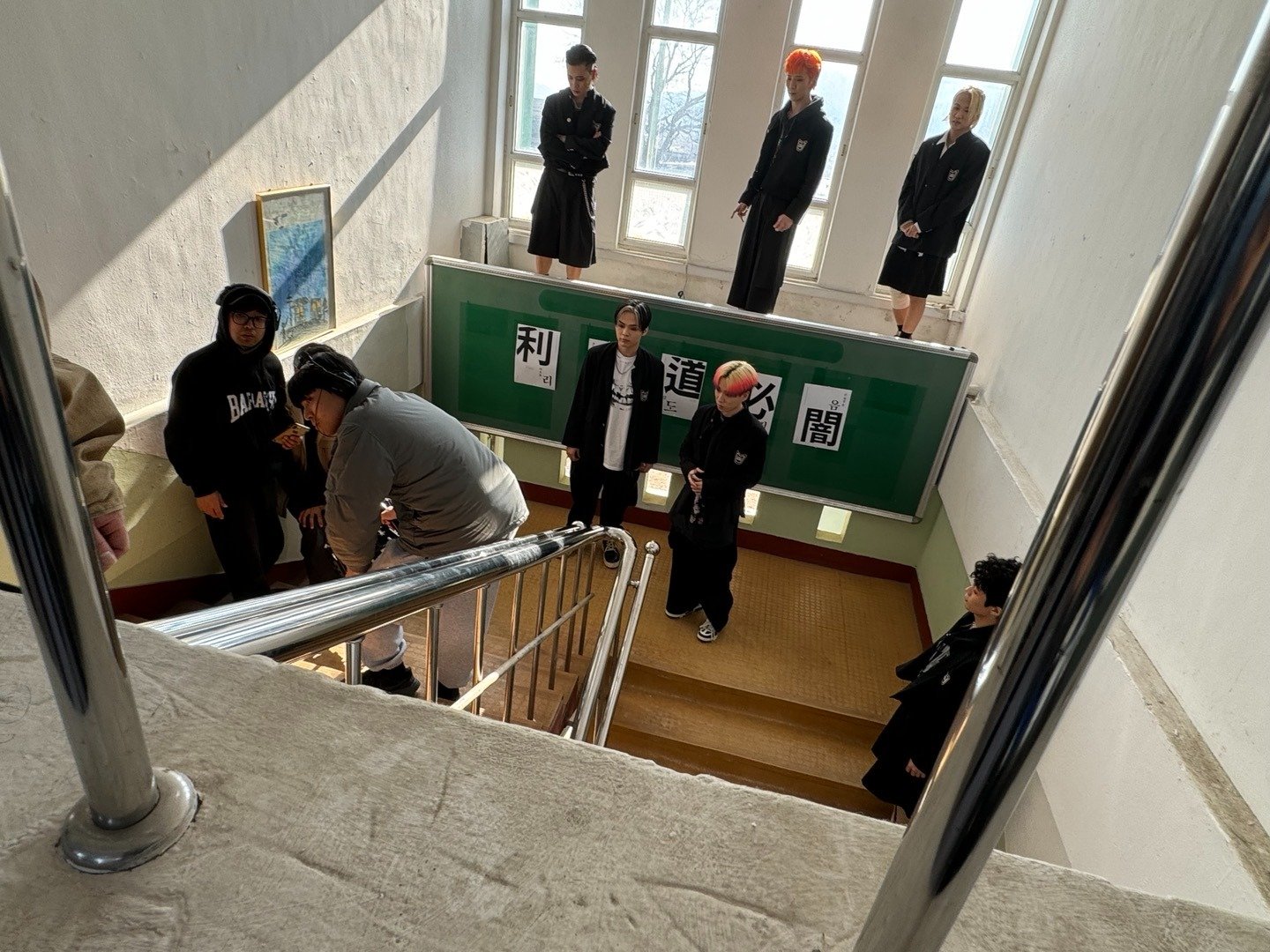 Set de filmagem de '비행청소년' do WeDemBoyz (C) Rigend Film