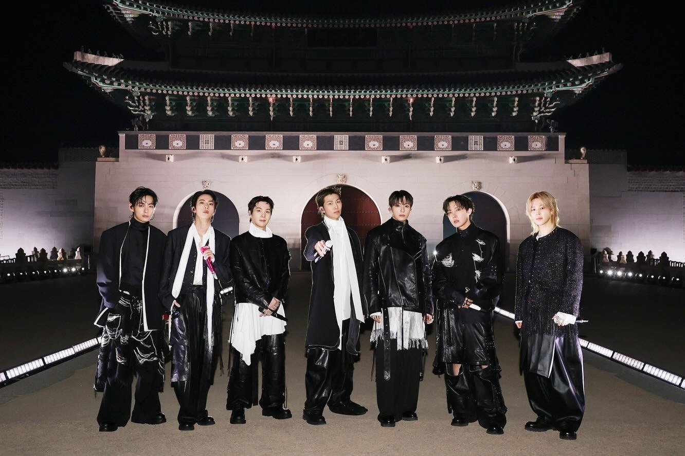 Figurinos de palco do comeback do BTS produzidos pela marca Songzio