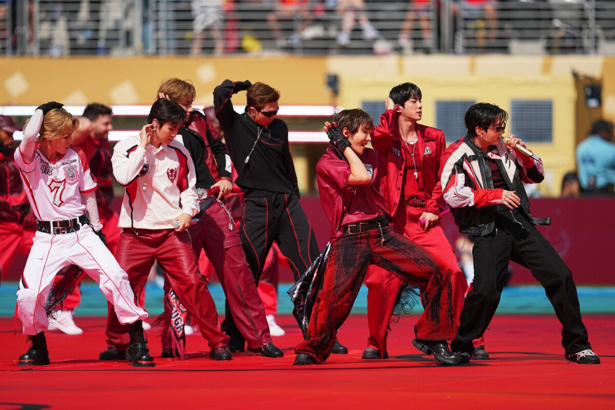 BTS se apresentando no show do intervalo da final da Copa do Mundo de 2026