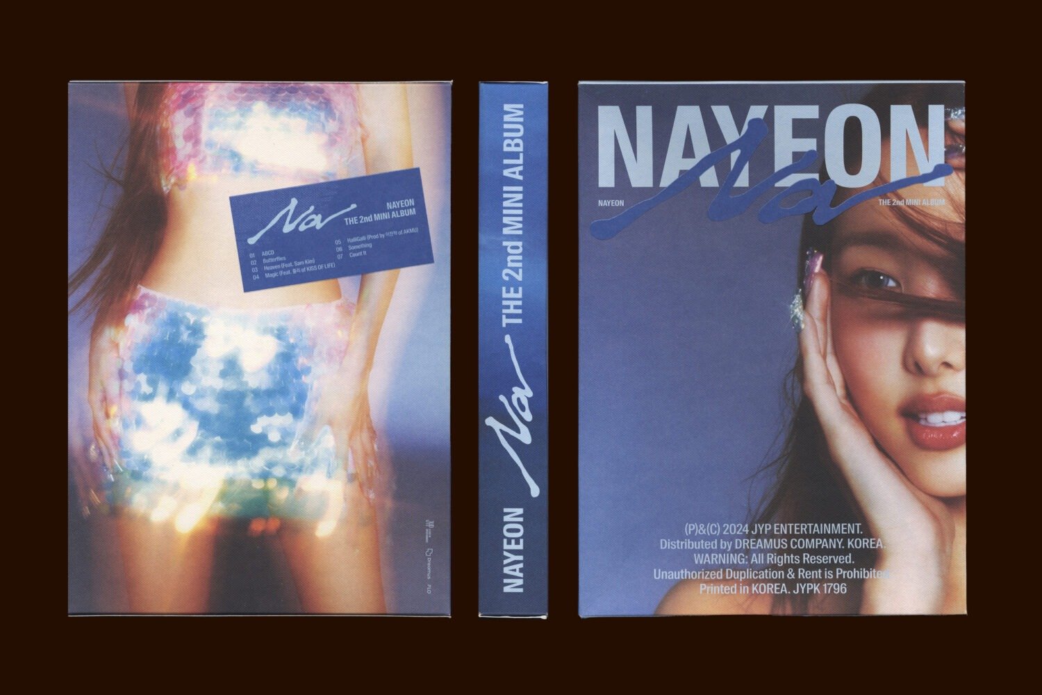 Design da identidade visual e do álbum solo 〈NA〉, de Nayeon, do TWICE. ⓒ JYP Entertainment. Todos os direitos reservados.