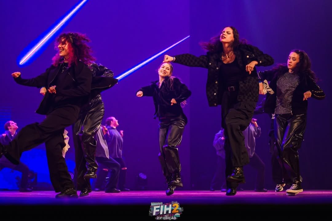 Um grupo de K-pop Cover executando (Fonte: FIH2)